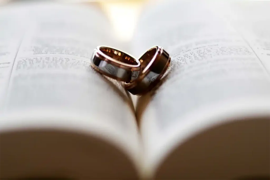 transamerica-aniversarios-boda anillos de boda sobre un libro