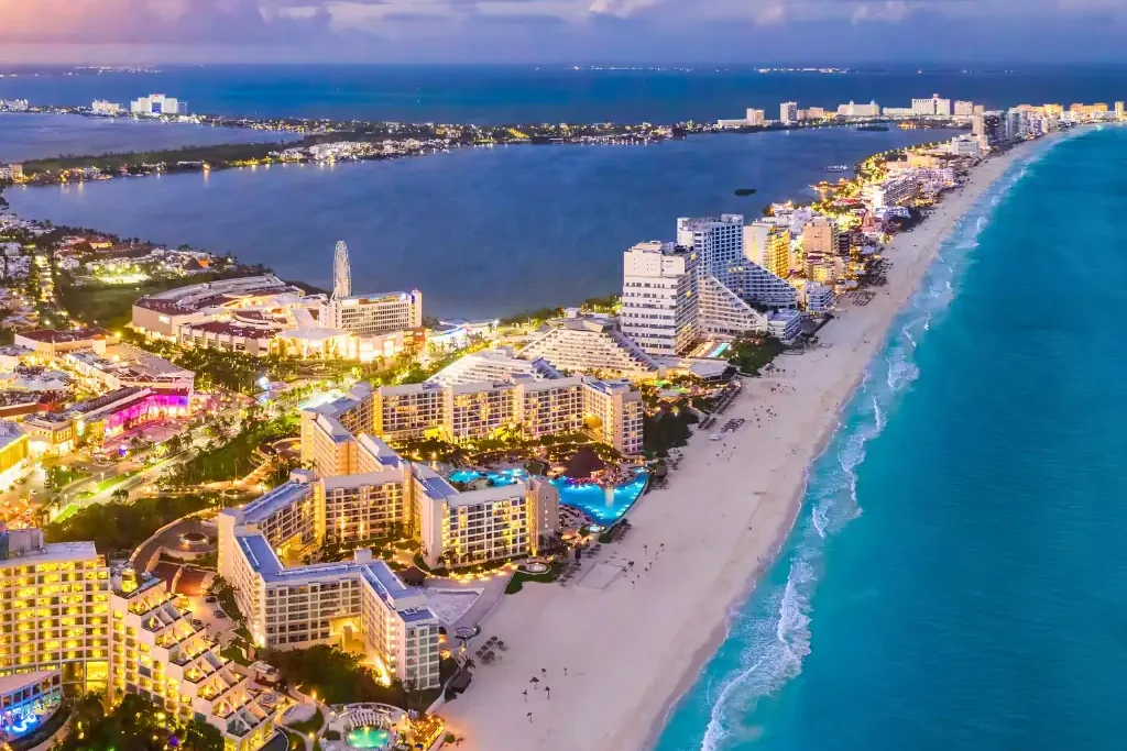 Zona hotelera de Cancún con resorts de lujo y el mar Caribe.