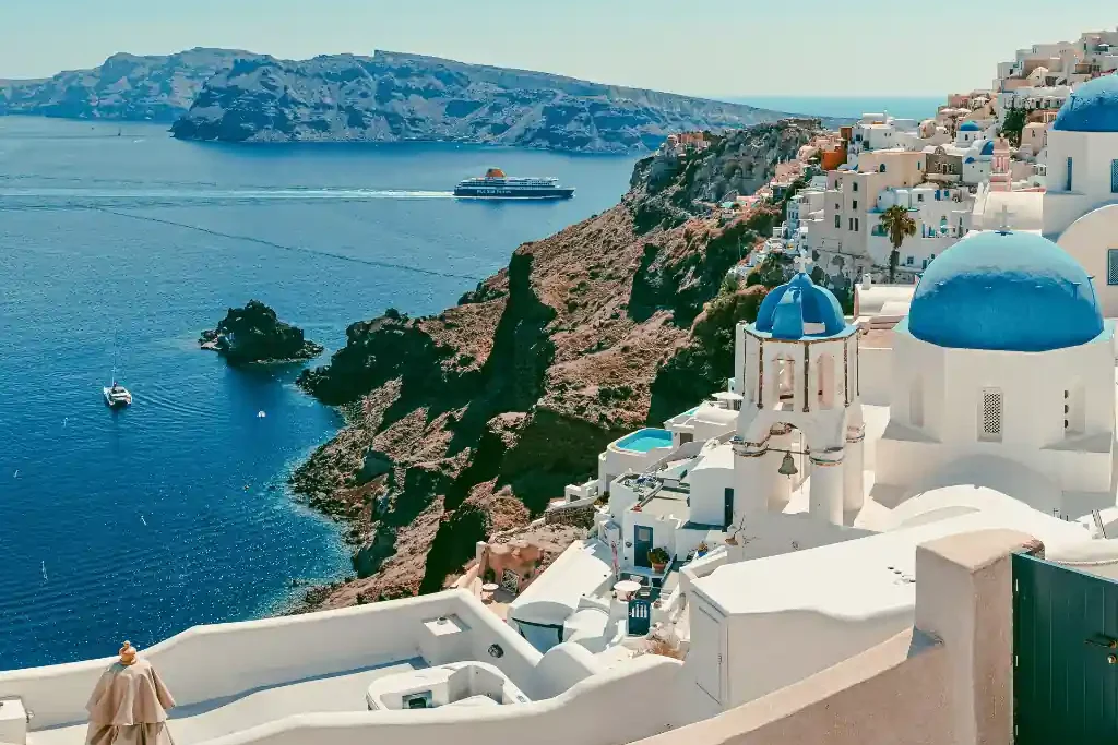 Casas blancas y cúpulas azules en Santorini, Grecia.
