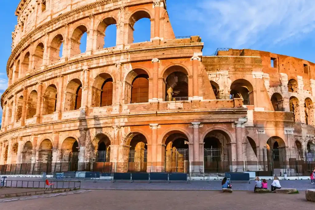 El Coliseo de Roma, un icono de la antigua Roma.