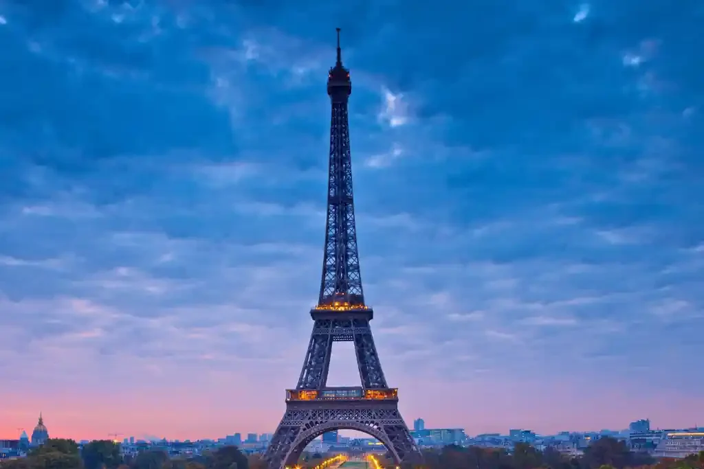 La Torre Eiffel iluminada al anochecer en París.