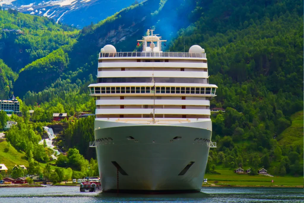 crucero-bahamas-transamerica Imponente crucero de lujo navegando entre exuberantes montañas verdes, explorando paisajes naturales asombrosos en tu viaje con Transamérica Viajes.