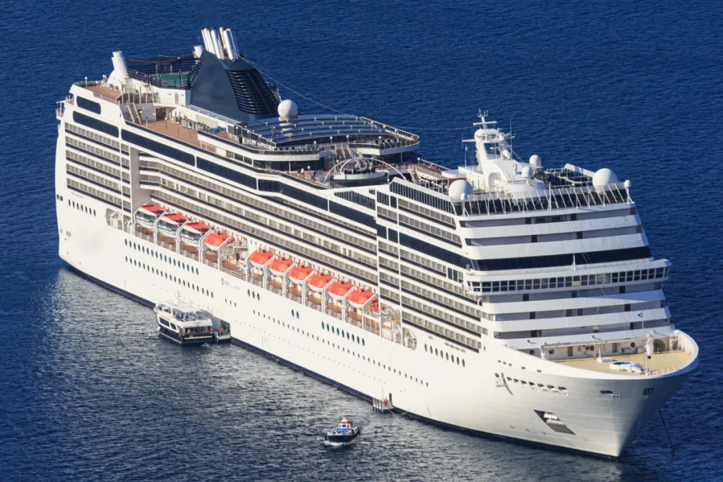 crucero-islas-canarias-transamerica Gran crucero de lujo en aguas azules, listo para zarpar en tu próxima aventura marítima con Transamérica Viajes.