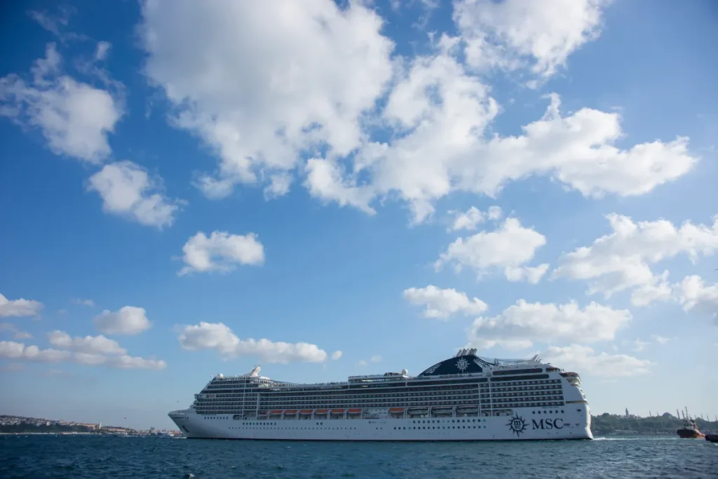 crucero-sudamerica-transamerica Gran crucero MSC navegando en aguas de Sudamérica bajo cielo azul, la mejor opción para tu aventura por el continente con Transamérica Viajes.