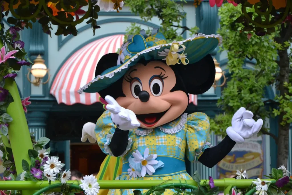 disneyland-paris-transamerica Minnie Mouse sonriendo en el desfile de Disneyland París, vestida con un colorido atuendo. Viajes mágicos a París con Transamerica Viajes.