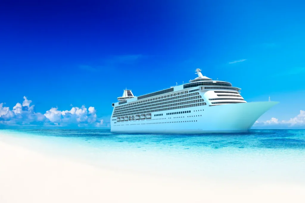Vista de Orilla de la playa con crucero abarcando