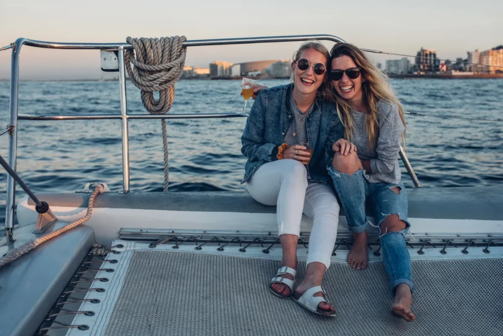 Mujeres Viajes en un yate